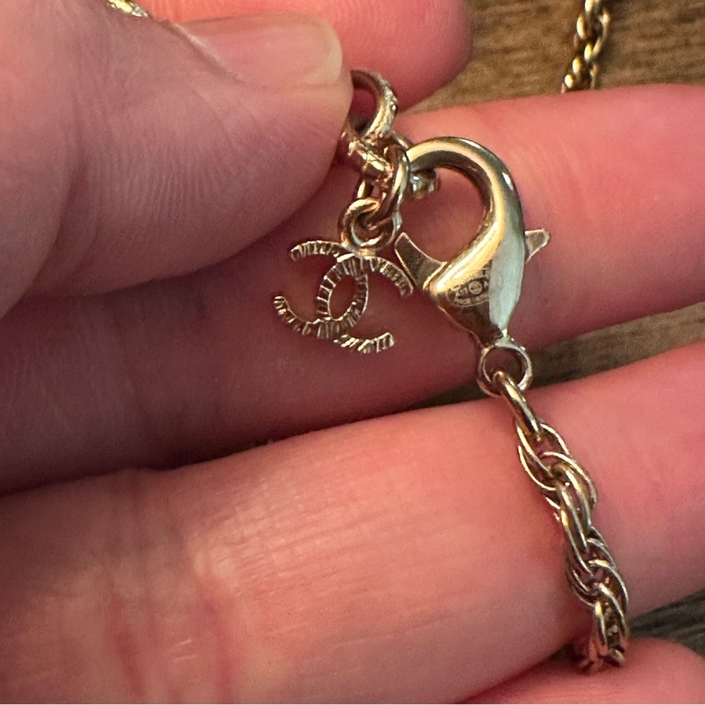 ❌SOLD❌Chanel
2023 Faux Pearl CC Pendant Necklace - Picture 10 of 13